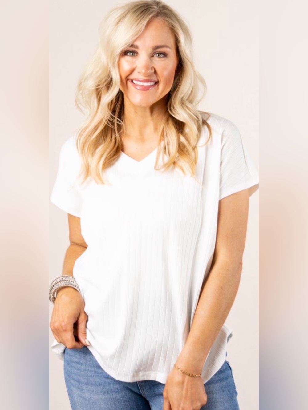 ANDREE BY UNIT White V-Neck Short Sleeve Ribbed Tee Top